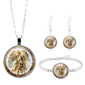 Vue détaillée de la parure 3 pièces Archange Michel en argent avec pendentifs en verre
