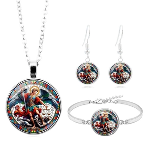 Détail de parure bijoux argentés avec médaillons de l'archange Michel style vitrail