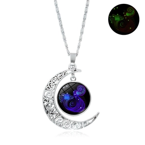 Collier croissant de lune lumineux avec pendentif zodiaque et effet brillant dans le noir