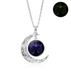 Vue détaillée du collier lune lumineux constellation Balance en finition argentée