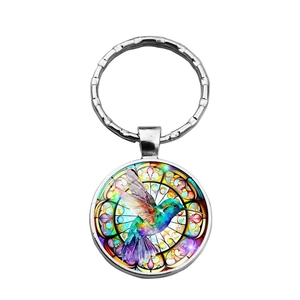 Vista detallada del llavero con colgante de cristal y diseño de colibrí multicolor