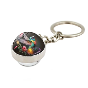 Llavero de colibrí con bola de vidrio de doble cara y marco de metal plateado fino