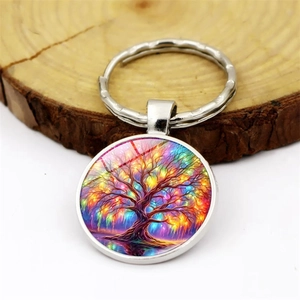 Porte-clés Arbre de Vie en verre avec anneau métallique argenté sur support en bois