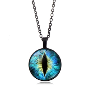 Collana con ciondolo occhio di drago, iride blu realistica su una catena nera