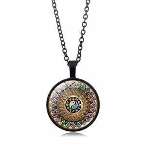 Détail du collier mandala avec symbole yin-yang et signes du zodiaque sur chaîne noire