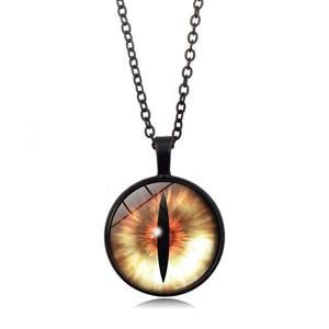 Dettaglio del ciondolo cabochon in vetro occhio di drago giallo su catena nera