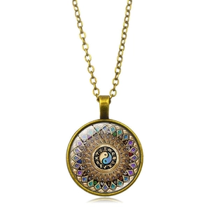 Gros plan du pendentif mandala en bronze avec symbole yin yang et zodiaque