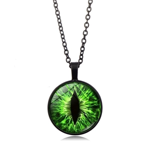 Dettaglio del ciondolo cabochon occhio di drago verde con collana in lega nera