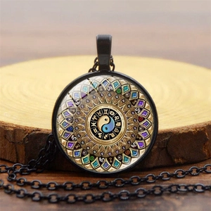 Pendentif mandala des signes du zodiaque avec symbole tai chi et motifs d'astrologie vintage