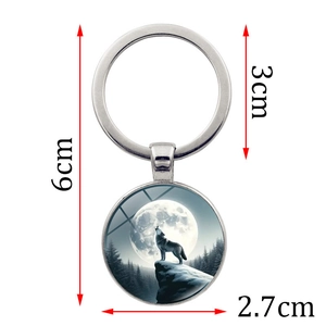 Wolf howling at full moon glass dome keychain in zinc alloy, dimensions 6cm long