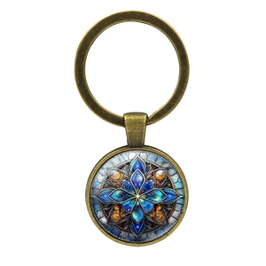 Porte-clés mandala en bronze vintage avec pendentif en verre sur fond blanc