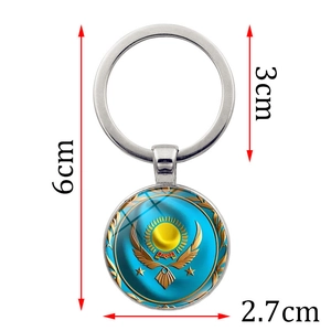 Porte-clés métal Kazakhstan avec pendentif en verre bleu et dimensions de 6cm de longueur