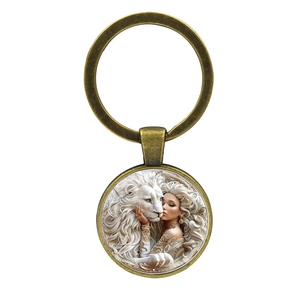 Porte-clés vintage en bronze avec cabochon en verre et motif fantaisie lion blanc et femme