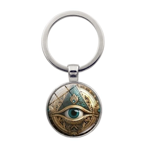 Gros plan du pendentif cabochon en verre Oeil d'Horus sur un porte-clés en métal argenté