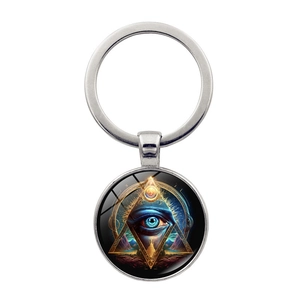 Détail macro du pendentif cabochon en verre Œil d'Horus sur porte-clés argenté