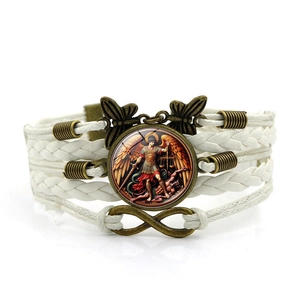 Détail du bracelet en cuir tressé blanc avec médaille Archange Michel et symbole infini