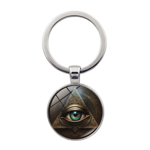 Détail du pendentif œil de la providence sous dôme en verre sur porte-clés argenté