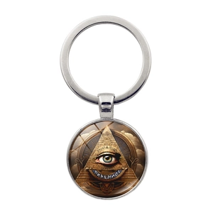Gros plan détaillé du porte-clés avec l'œil de la Providence et pyramide sur fond blanc