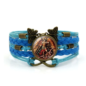 Vue détaillée du bracelet en cuir tressé Archange Michel avec breloques papillon en métal