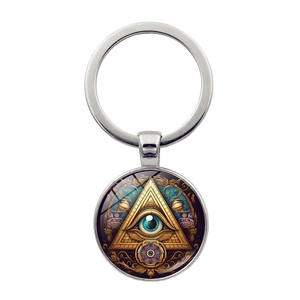 Vue macro du pendentif en verre de l'œil d'Horus égyptien sur un porte-clés en métal