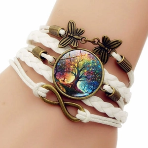 Bracelet multicouche en cuir avec charme Arbre de Vie et accents de papillons