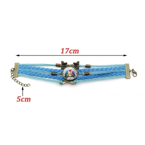Détail d'un bracelet tissé multicouche avec oiseaux, papillon et symbole de l'infini