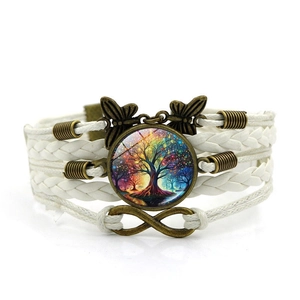 Détails du bracelet multicouche en cuir avec l'arbre de vie et le symbole infini