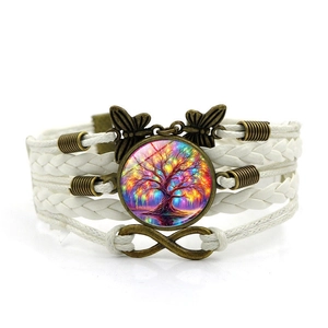 Détail du bracelet en cuir tressé blanc avec cabochon Arbre de Vie et infini