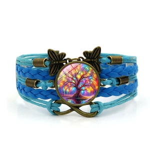 Détail du bracelet multicouche en cuir avec gemme arbre de vie et charme infini