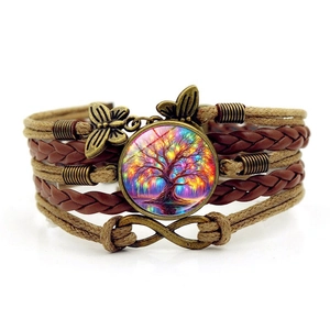 Détail du bracelet multi-rangs en cuir avec pendentif arbre de vie et symbole infini