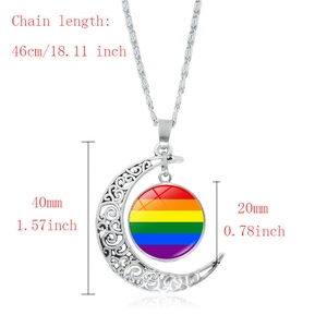 Dettaglio dimensioni del ciondolo a mezzaluna traforato con cuore arcobaleno