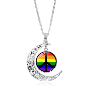Dettaglio del ciondolo luna cava in argento con bandiera arcobaleno e simbolo della pace