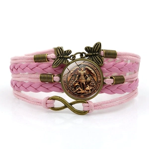 Détail du bracelet multicouche Saint Michel avec symbole infini et décorations papillon