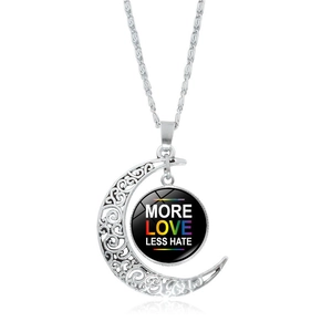 Dettaglio della collana a mezzaluna con scritte arcobaleno More Love Less Hate