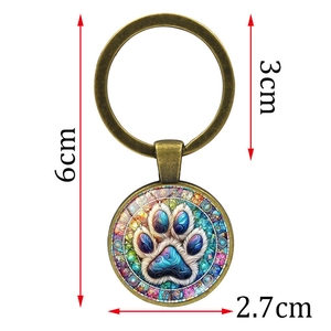 Detailed view of animal paw print keychain dimensions with 2.7cm pendant and bronze frame
