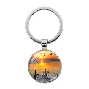 Porte-clés rond en métal avec paysage de plage au coucher du soleil et oiseaux de mer