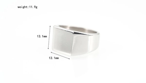 Anello a sigillo quadrato in acciaio al titanio lucido con faccia da 13,1 mm e peso 11,9 g