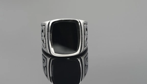 Detailansicht eines Vintage Wikingerrings für Herren mit schwarzem Inlay und Keltenmuster