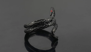 Vista dettagliata di un anello a serpente nero con texture a scaglie e occhi in cristallo