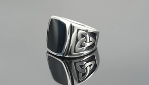 Detail eines Siegelrings aus Titanstahl mit schwarzer Emaille und keltischen Knoten