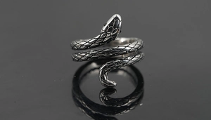 Dettaglio macro di anello a serpente argento con trama a scaglie e design regolabile