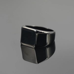 Anello a sigillo quadrato minimalista in acciaio al titanio lucido nero per uomo e donna