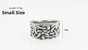 Détail macro de la bague tressée en acier titane rétro punk, largeur 13 mm et poids 12,8 g