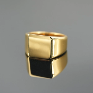 Anello a sigillo quadrato minimalista in oro con effetto riflettente a specchio