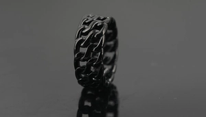 Makroansicht von Vintage schwarzem Titanstahl Panzerkettenring mit mattem Finish