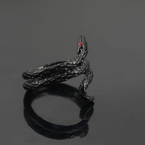 Anello a serpente nero gotico con occhi in gemma rossa e scaglie dettagliate