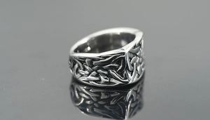 Vue détaillée de la bague en acier rétro avec texture de motif tissé sophistiqué