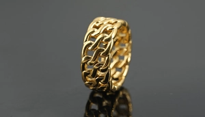 Makroaufnahme von Herren Goldkette-Ring mit poliertem zweireihigem Panzerketten-Design