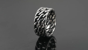 Nahaufnahme eines Vintage-Panzerkettenrings mit retro-oxidiertem Silberfinish