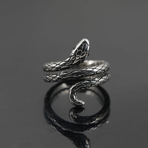Anello vintage a serpente per uomo in finitura argento antico con trame a scaglie